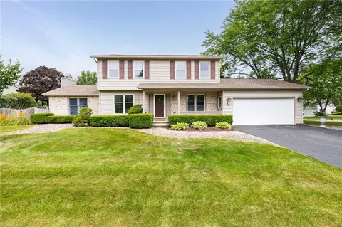 10 Roxwood Cir, Greece, NY 14612