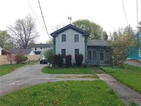 43 S Lake Ave, Bergen, NY 14416