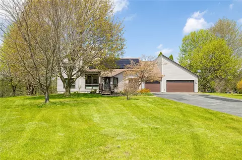 15 Chambord Dr, Mendon, NY 14506