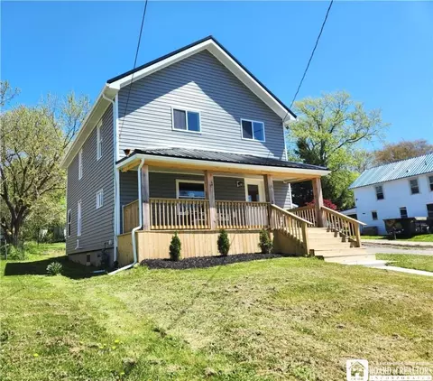 15 Oak St, Hanover, NY 14136
