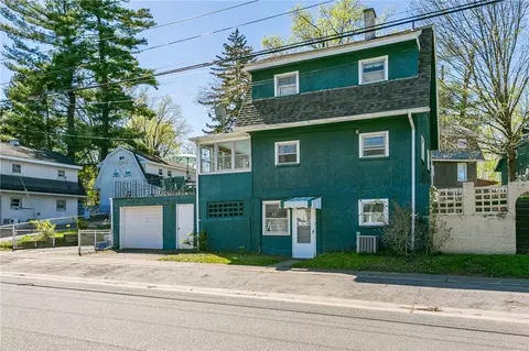 16 Woodneath Cres, East Rochester, NY 14445