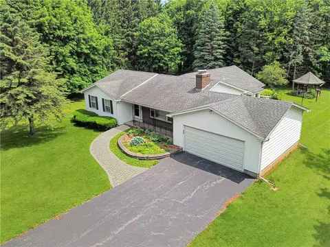 82 Riga Mumford Rd, Riga, NY 14428