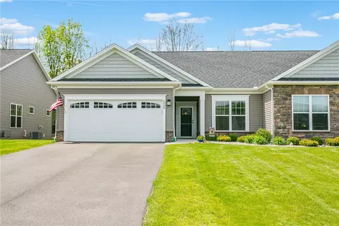 6004 Redfield Dr, Farmington, NY 14425