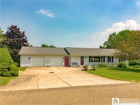 8 Vista Dr, Mayville, NY 14757