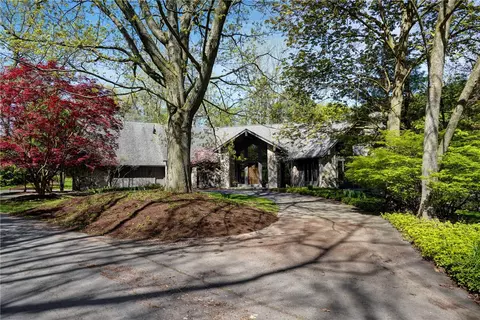 3 Carters Grv, Pittsford, NY 14534