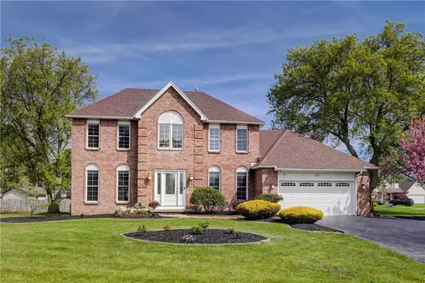 20 Southern Pine Cir, Greece, NY 14612