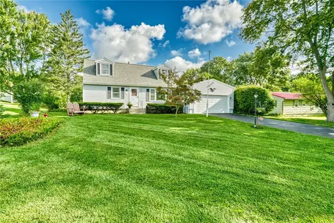 33 Camelot Dr, Rochester, NY 14623