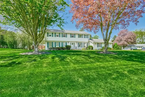 5 Middlebrook Ln, Rochester, NY 14618