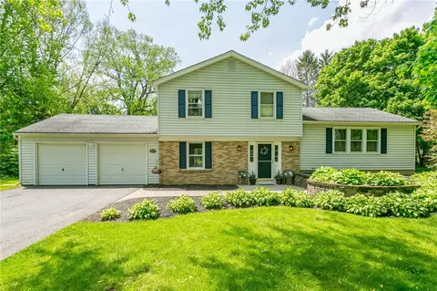204 Heather Ln, Farmington, NY 14425