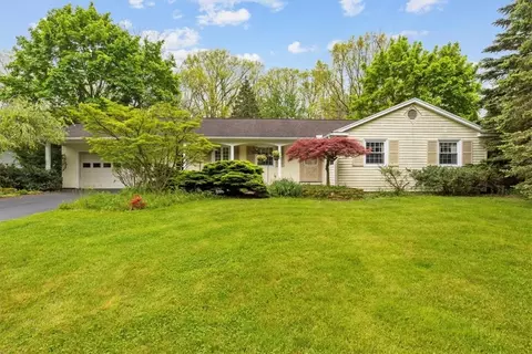 66 Thorntree Cir, Penfield, NY 14526