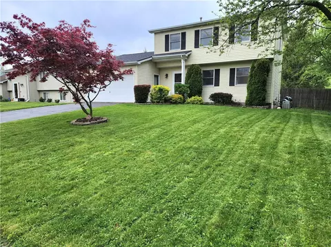 21 Abbottsford Dr, Gates, NY 14606