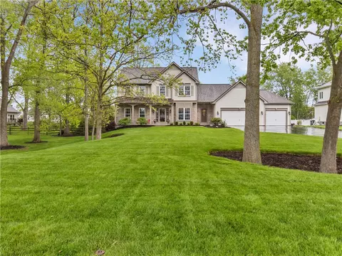 8 Claridge Cir, Webster, NY 14580