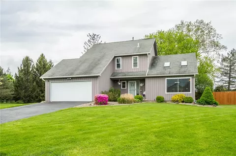 674 Whispering Pines Cir, Greece, NY 14612