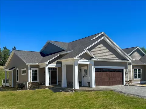 62 Skylight Trl, Pittsford, NY 14534