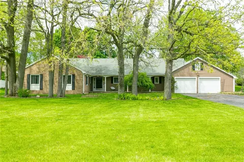 4 Esternay Ln, Pittsford, NY 14534