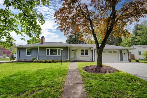 2 Stoneleigh Ct, Rochester, NY 14618