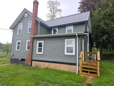 153 W Dezeng St, Galen, NY 14433