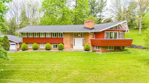 46 Hickory Ln, Rochester, NY 14625