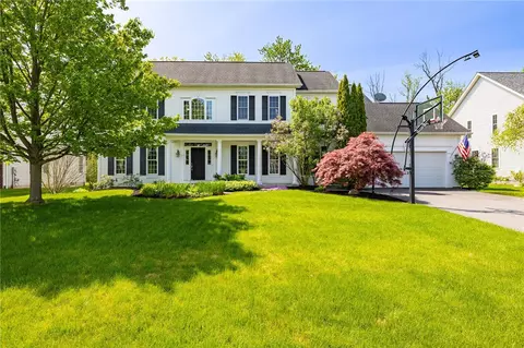 28 Woodgreen Dr, Pittsford, NY 14534