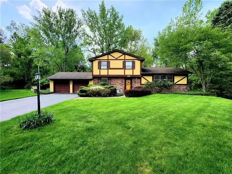 36 Rollingwood Dr, Perinton, NY 14534