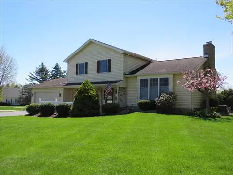 32 Parnell Dr, Riga, NY 14428