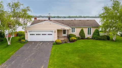 45 Shoreway Dr, Greece, NY 14612