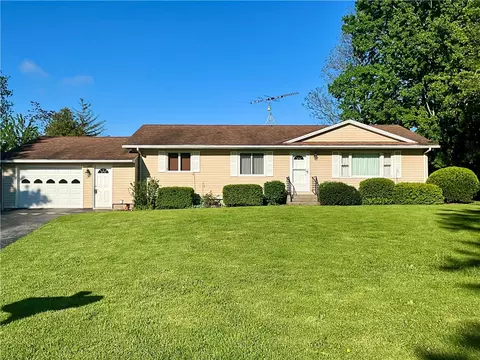 27 Meadowbrook Dr, Albion, NY 14411