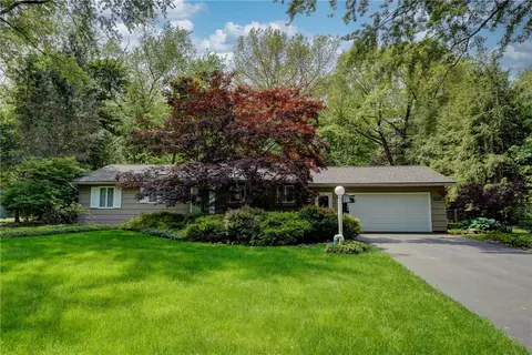 17 Little Brook Dr, Pittsford, NY 14534