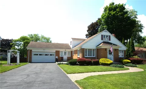 85 Armstrong Ave, Irondequoit, NY 14617