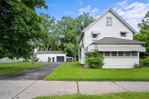 721 Fetzner Rd, Greece, NY 14626