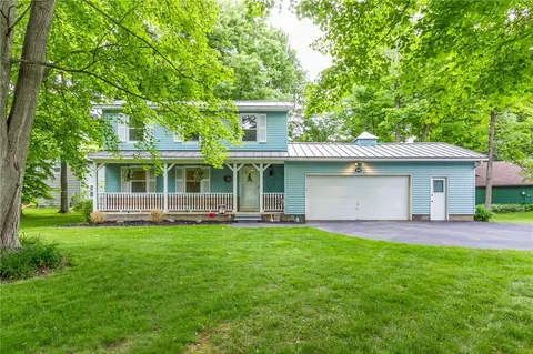 44 Timberwood Dr, Parma, NY 14468