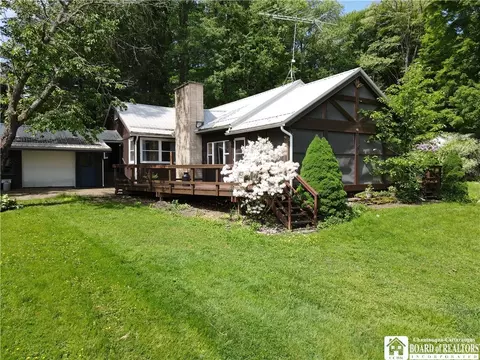 21 Lake Dr, Villenova, NY 14062