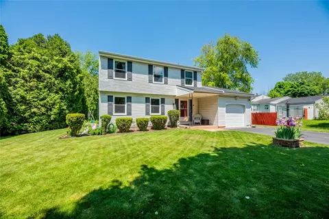 9 Chinaberry Cres, Gates, NY 14606