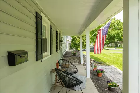 33 Meadow Dr, Webster, NY 14580 photo 2
