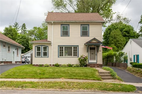 94 Holloway Rd, Brighton, NY 14610