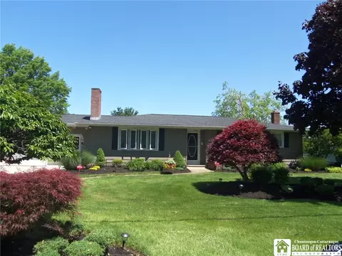 1 Sunset Dr, Pomfret, NY 14063