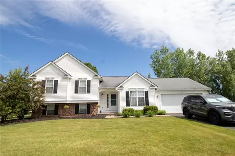 2 Eastview Commons Rd, Gates, NY 14624