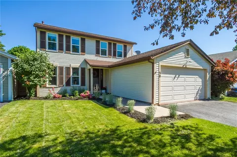 38 Ascott Ln, Webster, NY 14580