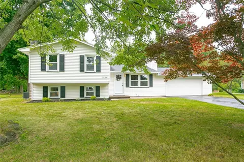 1704 Apple Hollow Ln, Hamlin, NY 14464