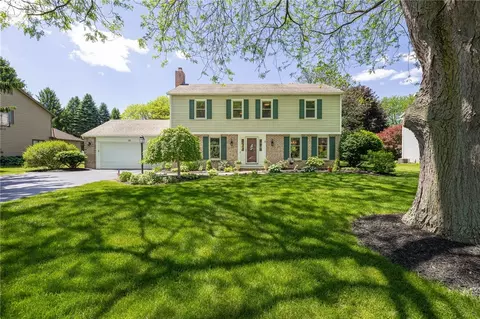 22 Falcon Trl, Pittsford, NY 14534