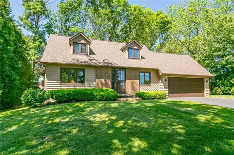 71 Weiland Woods Ln, Greece, NY 14626