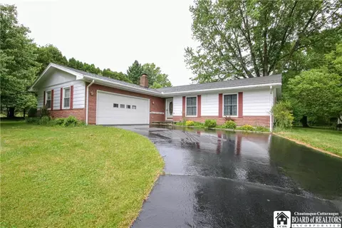 1732 Parkmeadow Dr, Busti, NY 14701