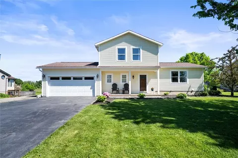 61 Woodstock Ln, Brockport, NY 14420
