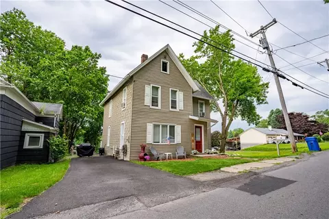17 Layton St, Lyons, NY 14489