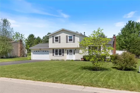 6104 Hanover Rd, Farmington, NY 14425