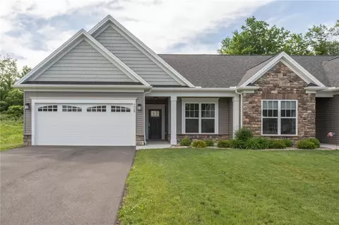 6028 Redfield Dr, Farmington, NY 14425