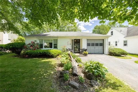 810 S Grosvenor Rd, Rochester, NY 14618