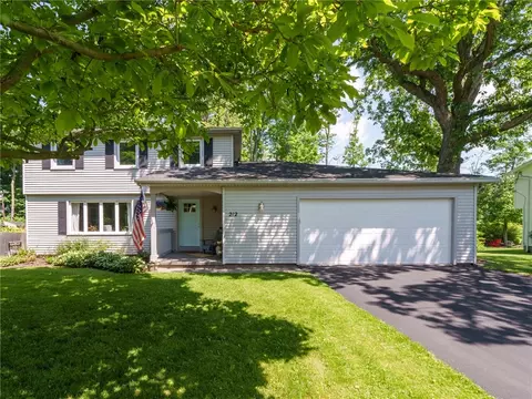 212 Belvista Dr, Rochester, NY 14625