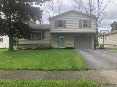 39 Morningstar Dr, Gates, NY 14606