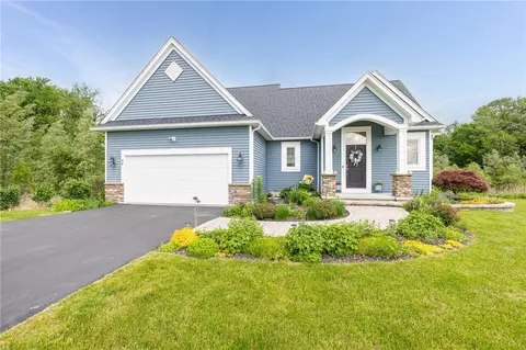 44 Tea Olive Ln, Perinton, NY 14450